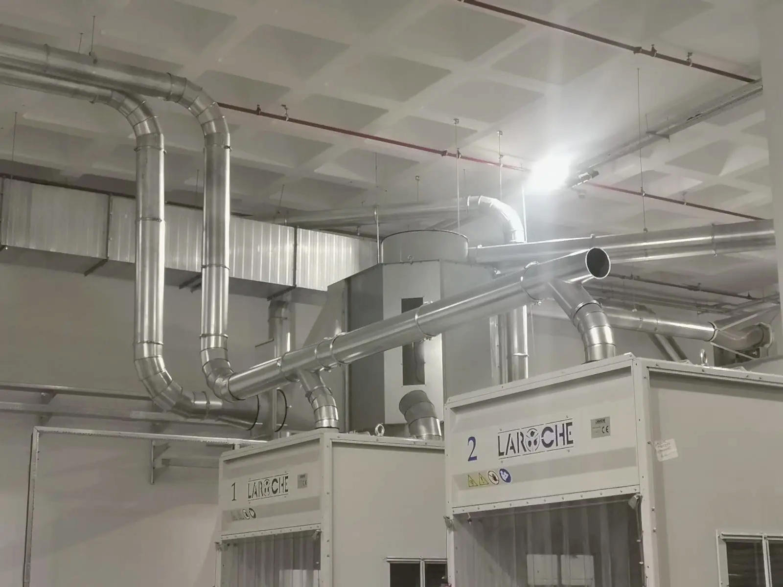 İç mekan havalandırma sistemlerinin görünümü, metal borular ve havalandırma üniteleriyle birlikte.